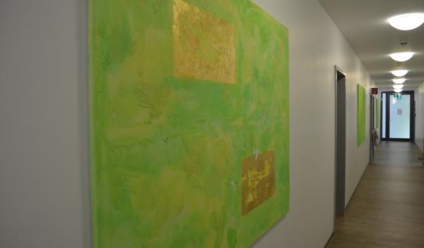 Klinik am Kaisberg - Flur mit Bildern von Patienten gemalt Klinik am Kaisberg - Flur mit Bildern von Patienten gemalt
